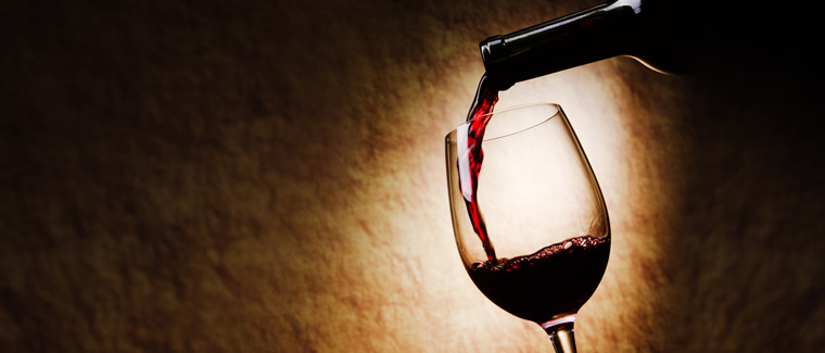 Rotwein in Glas einschenken, Rotwein belüften